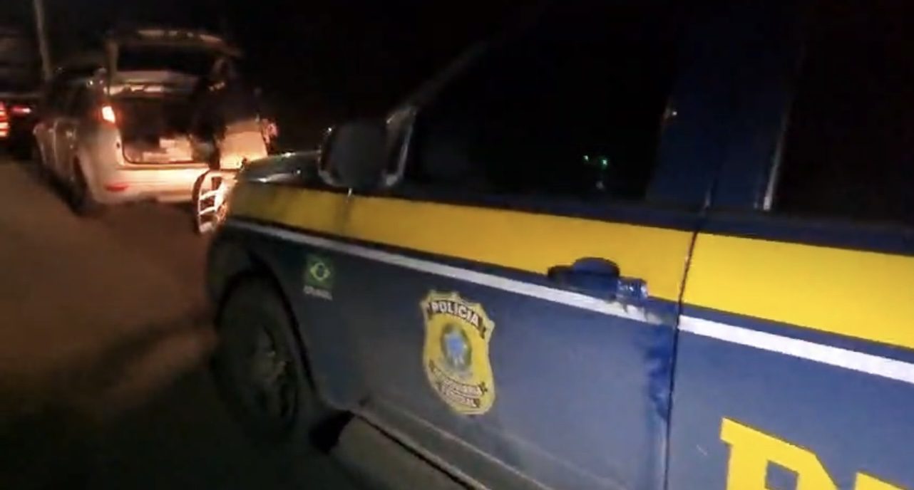 Carro com placas de Gravataí transportava 87 kg de maconha; casal foi preso