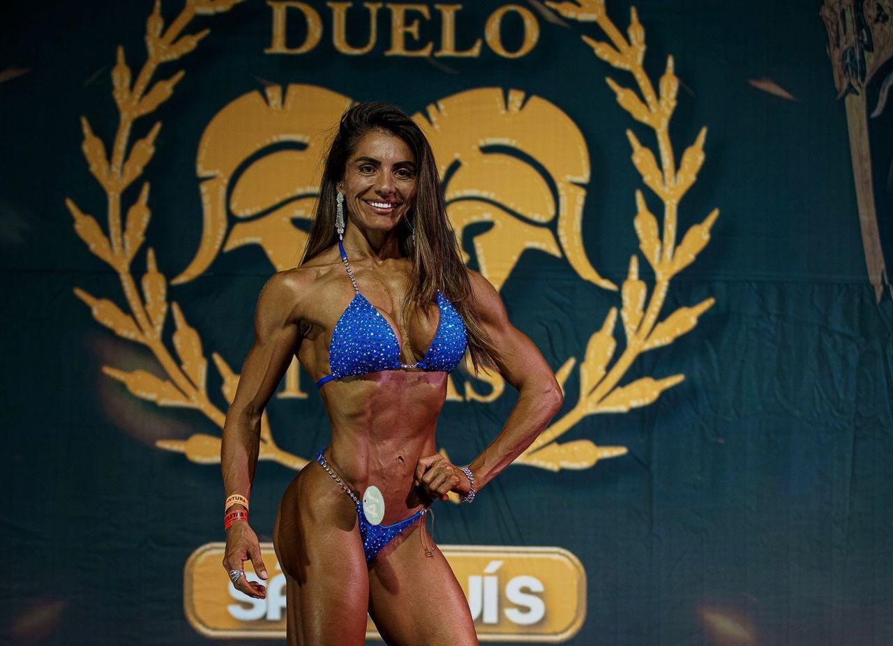 Após deixar a engenharia, gravataiense Déborah Barros se torna fisiculturista premiada