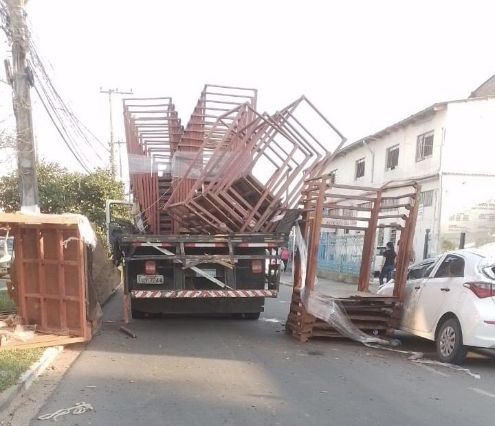 Parte da carga de caminhão cai na pista e atinge carro em Gravataí