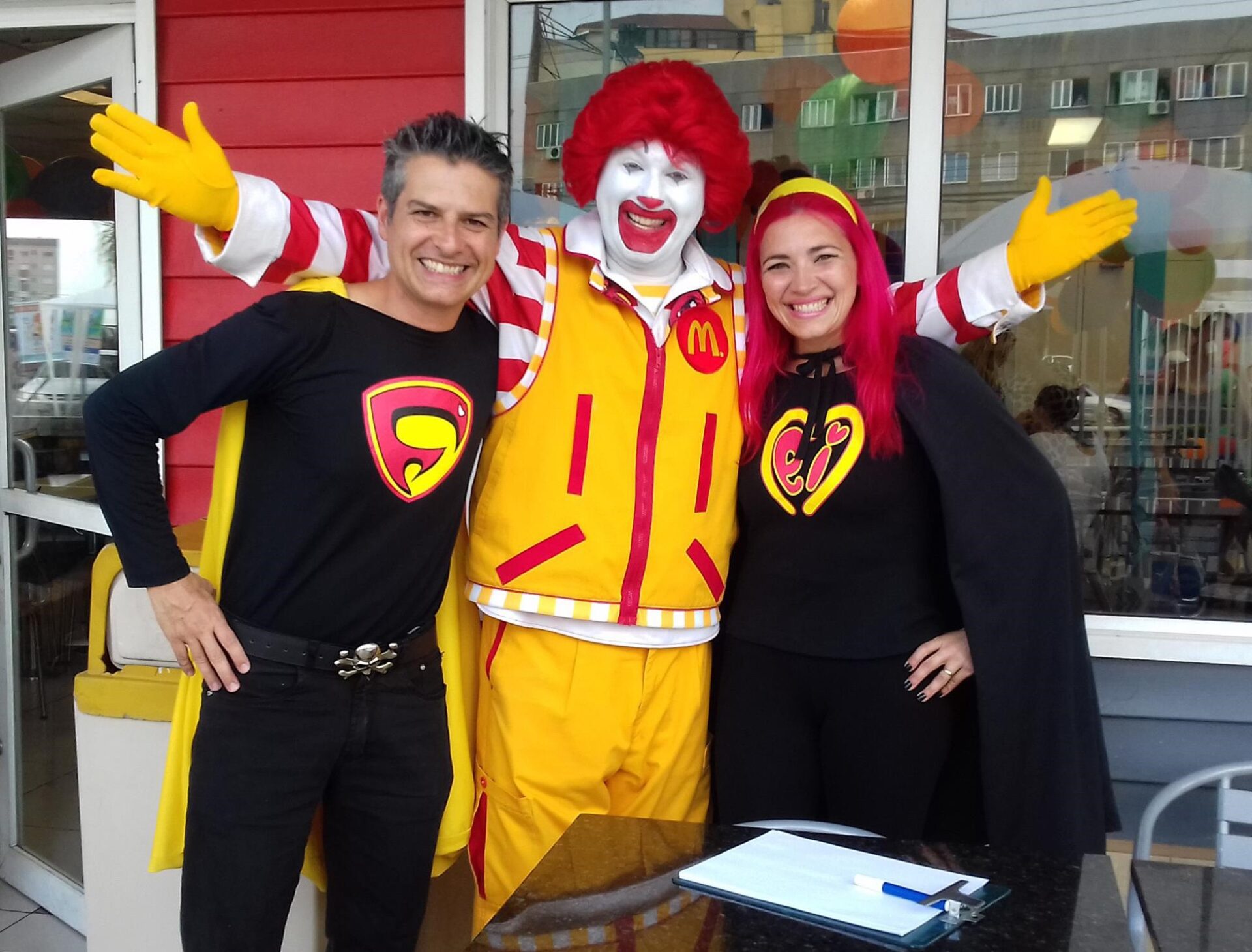 Artistas vão fazer caricaturas de quem colaborar com o McDia Feliz em Cachoeirinha