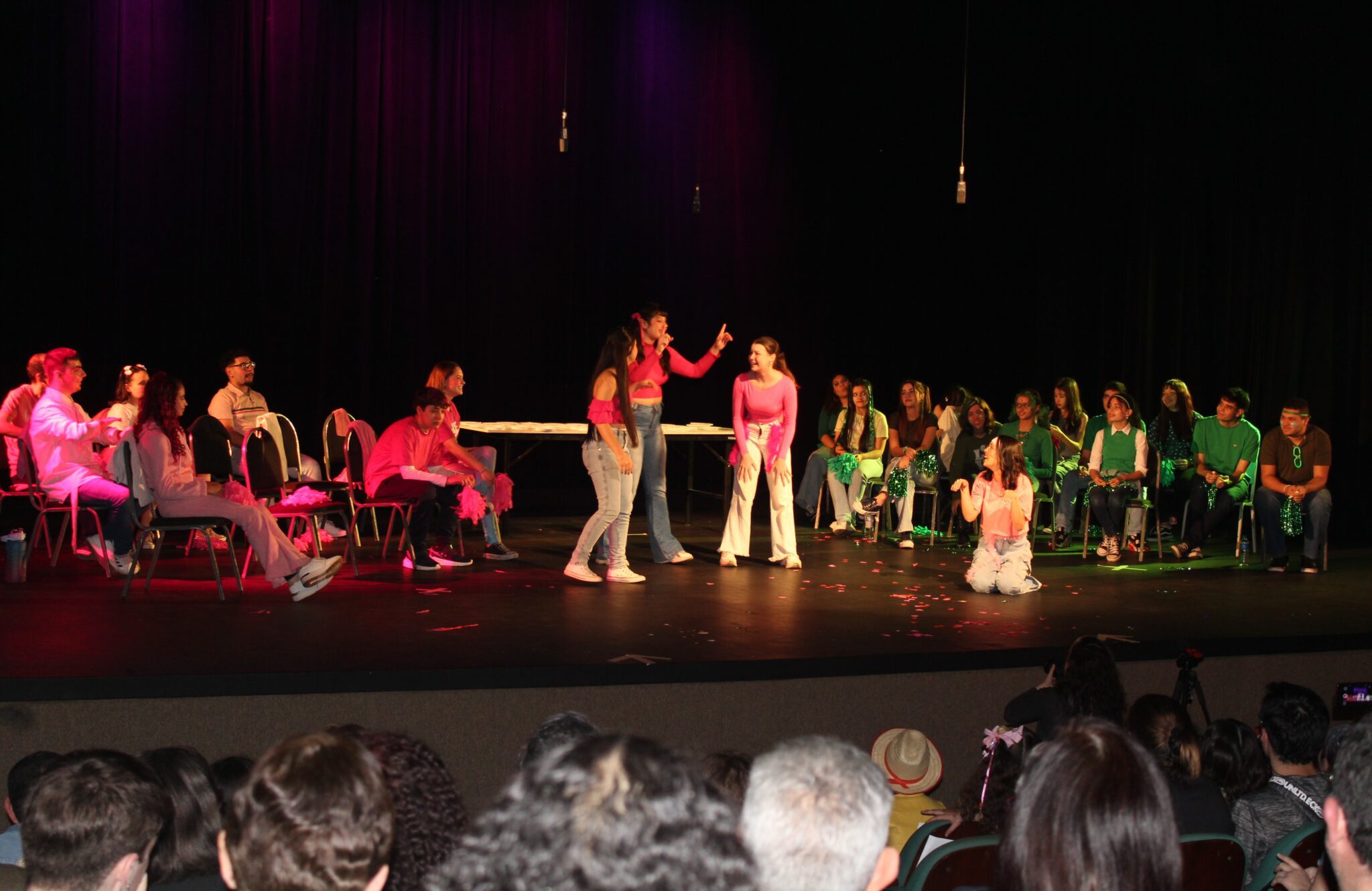 Crianças e adolescentes encantam e divertem público no Teatro do Sesc Gravataí