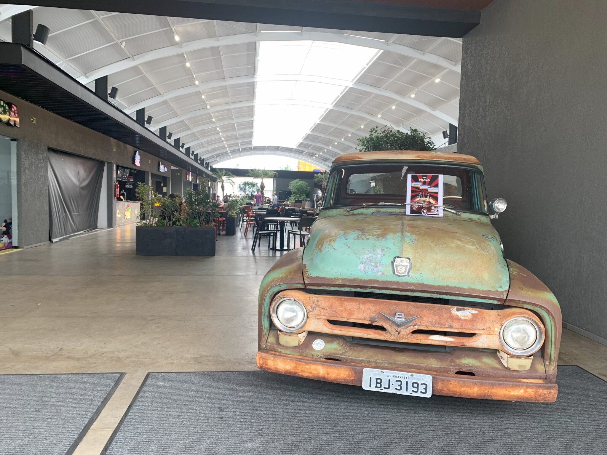 Rua Coberta de Gravataí terá encontro de carros antigos e show da banda Youngles no domingo