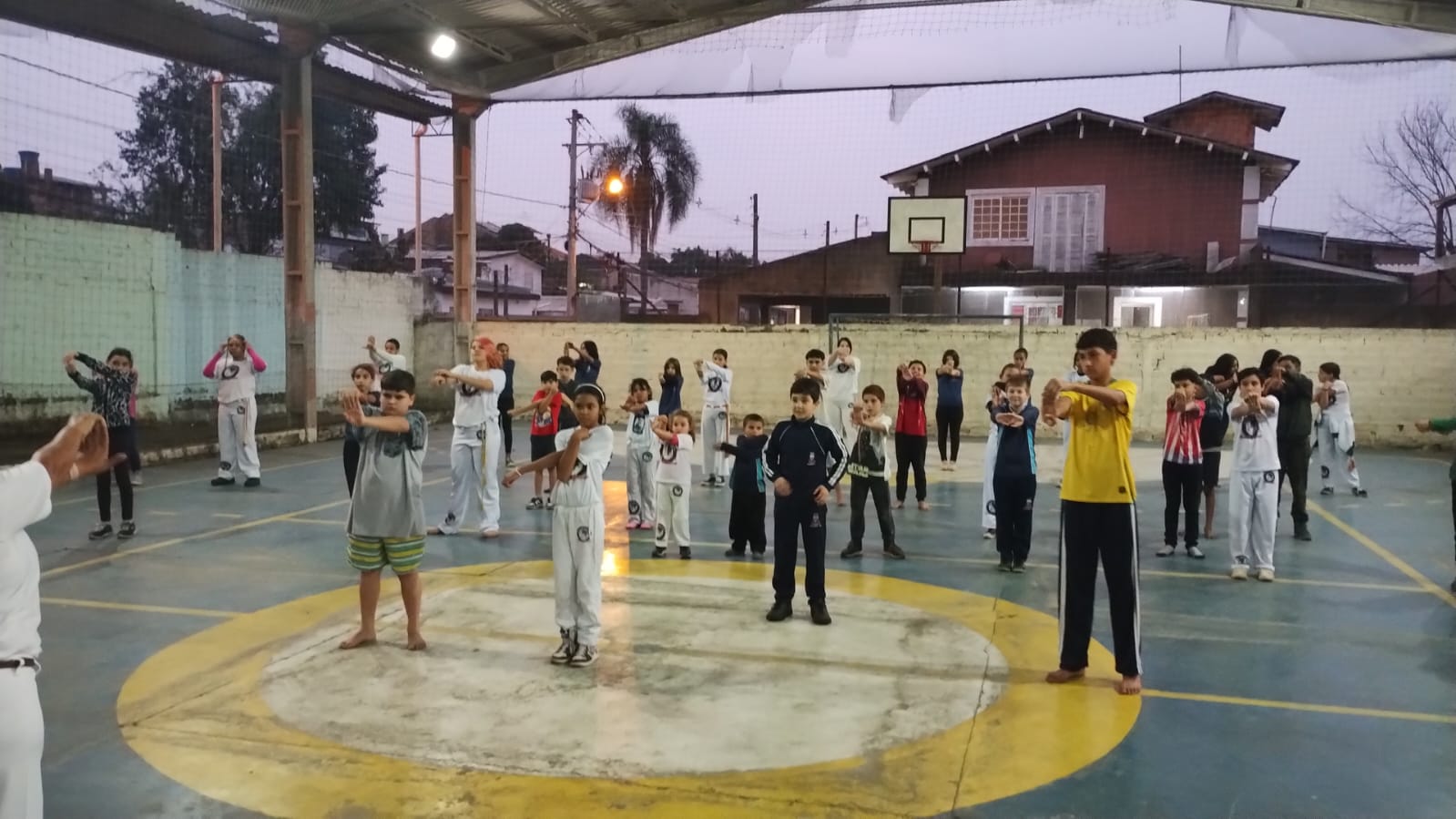 Escola de Gravataí sedia aulas gratuitas de capoeira do Grupo Nossas Raízes