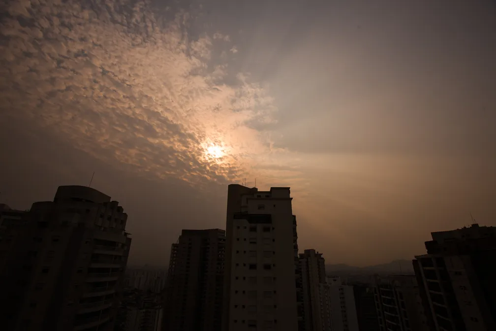 Fumaça das queimadas encobre o céu da Região Metropolitana; entenda a condição