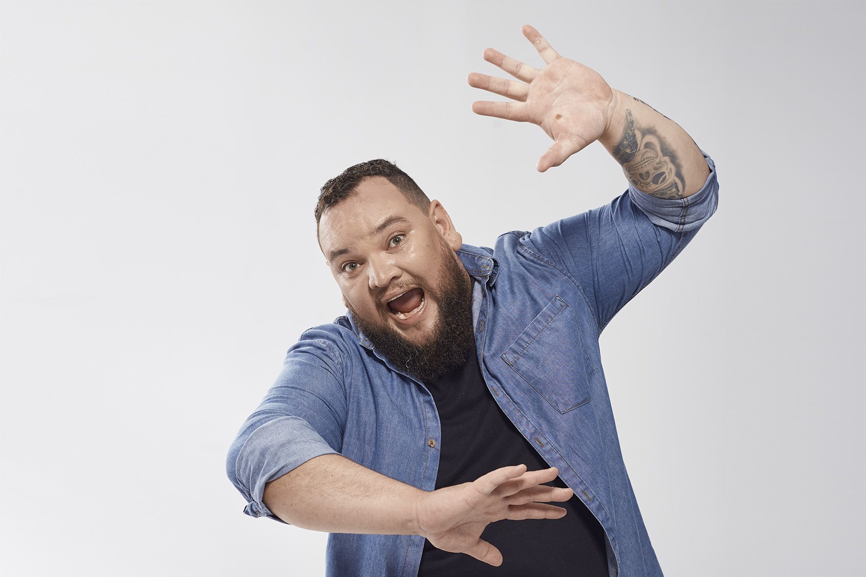 Com histórias sobre o trabalho do “peão de fábrica”, humorista Rafael Aragão faz show em Gravataí