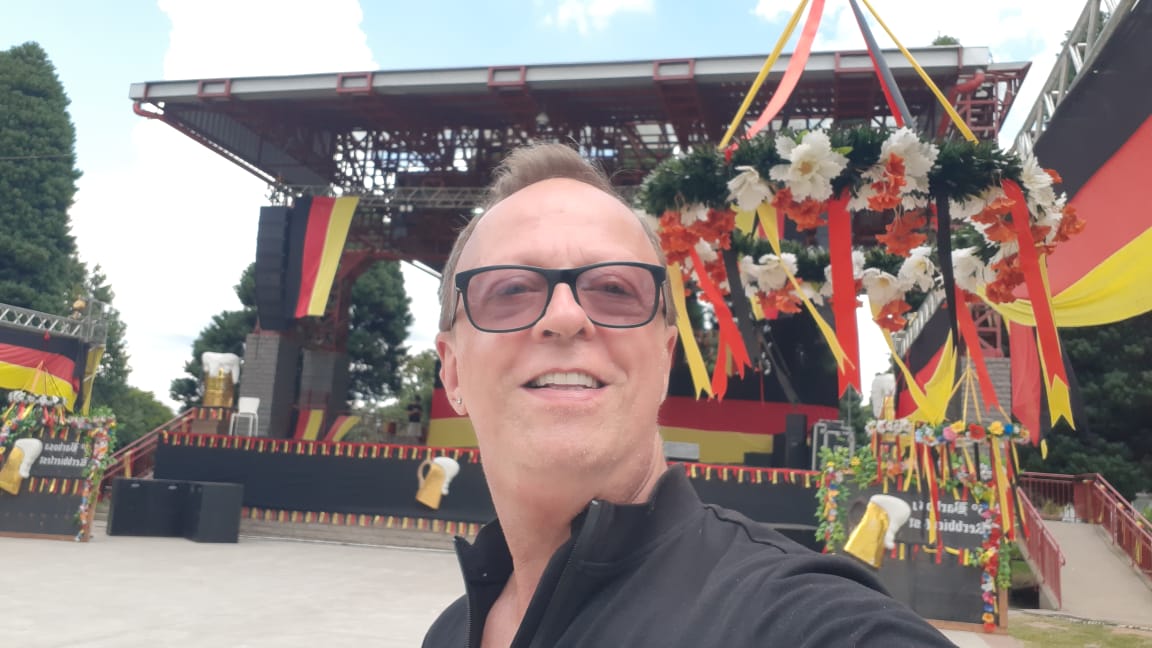 Há 10 anos, gravataiense participa da produção artística dos desfiles da Oktoberfest Santa Cruz do Sul