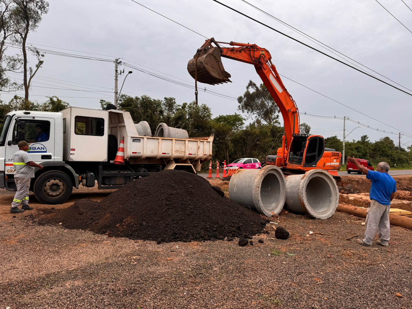Ação emergencial para contenção de erosão na ERS 030 é realizada em Gravataí