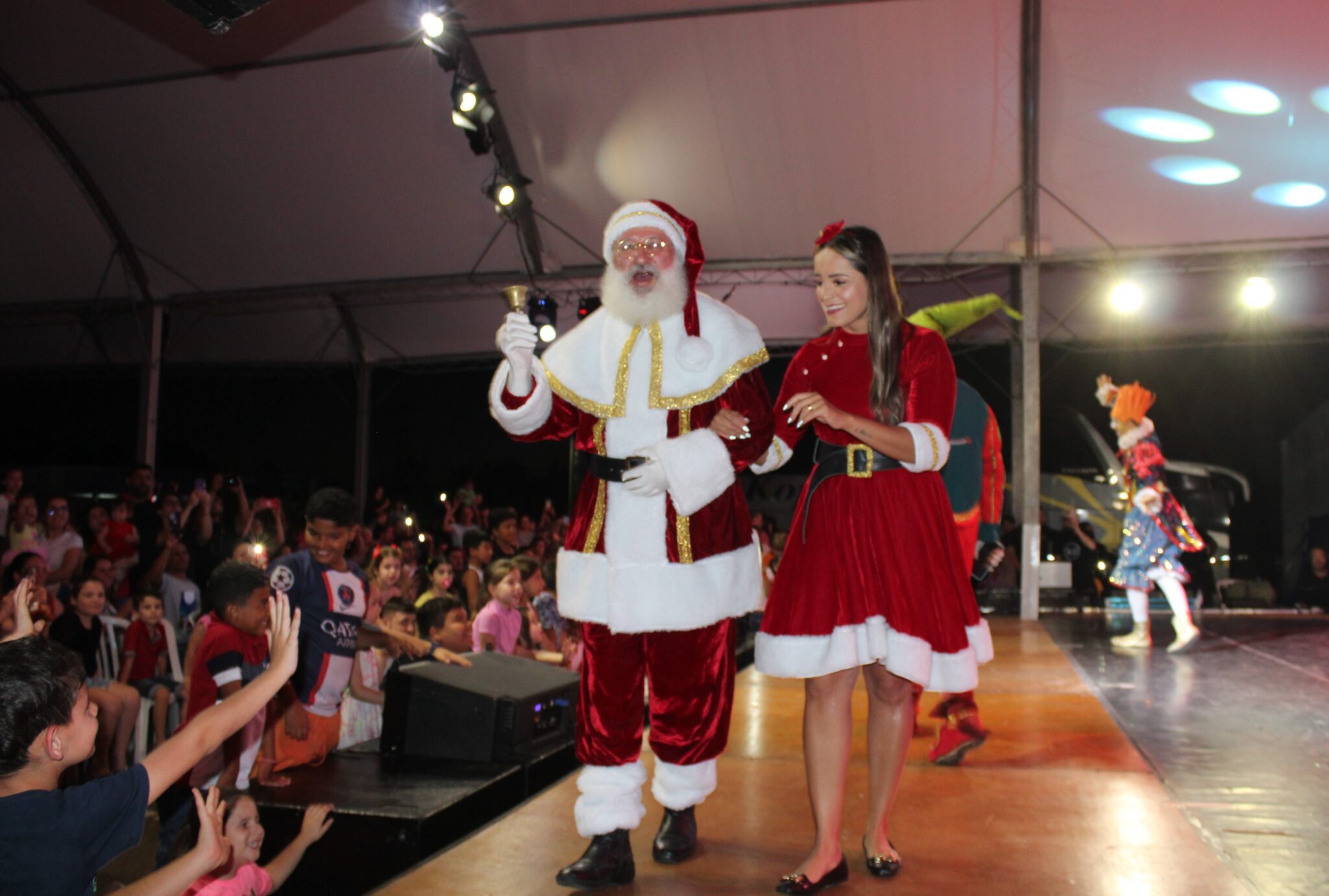 Arte circense e magia do Natal encantam público na chegada do Papai Noel ao Gravataí Shopping