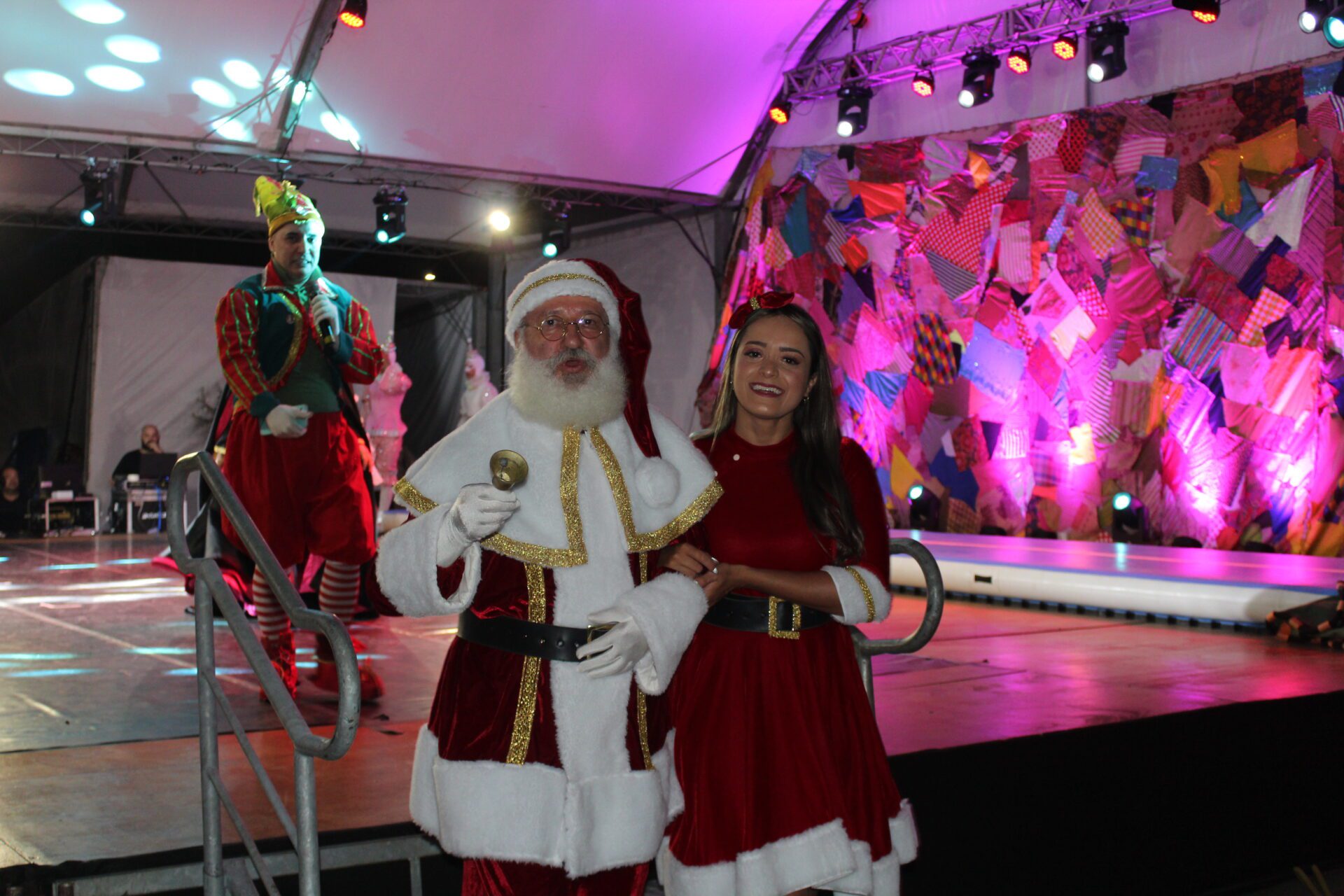 Arte circense e magia do Natal encantam público na chegada do Papai Noel ao Gravataí Shopping