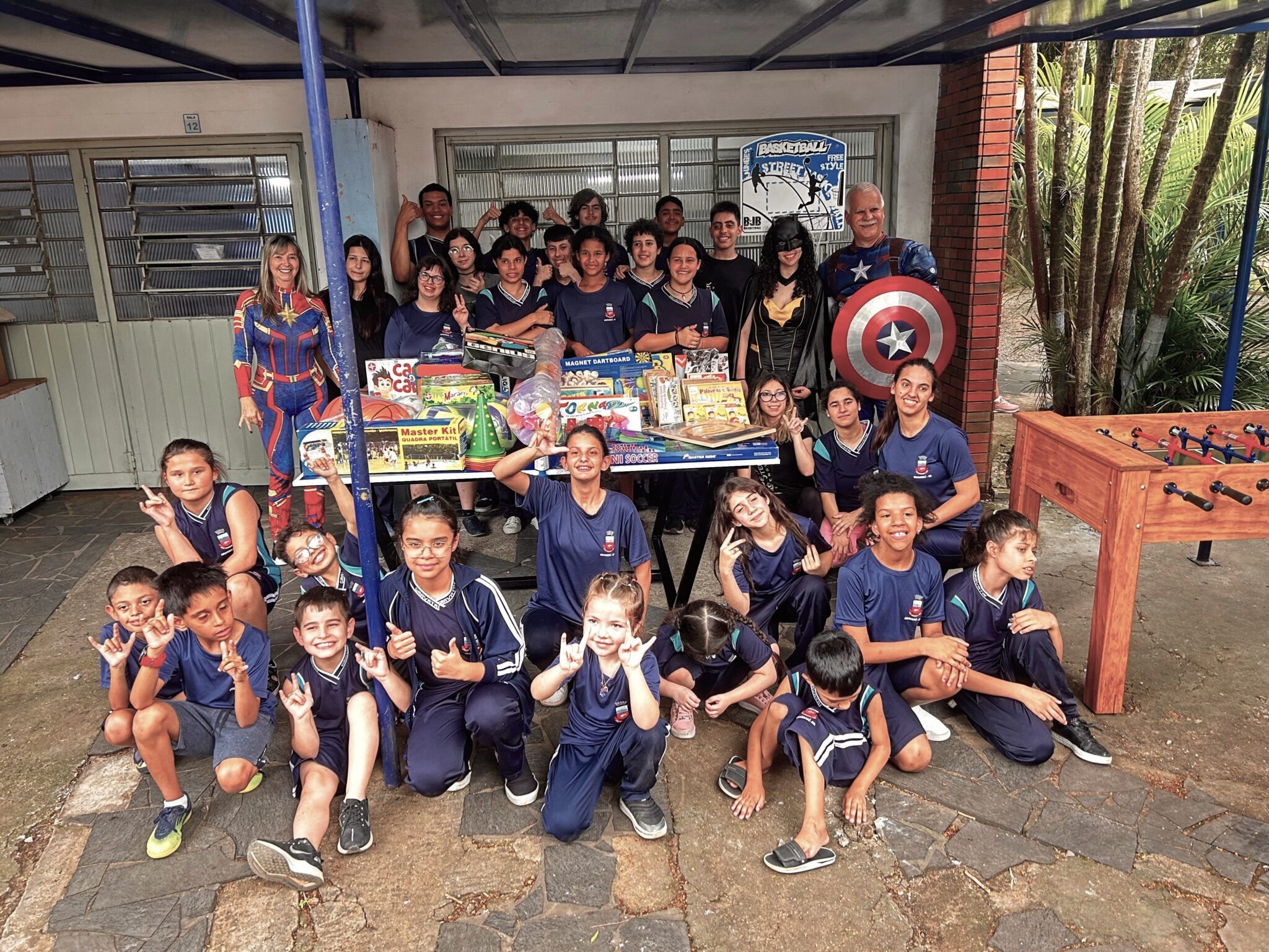 Rotary e Sintracergs doam materiais pedagógicos e esportivos para escola de surdos em Gravataí