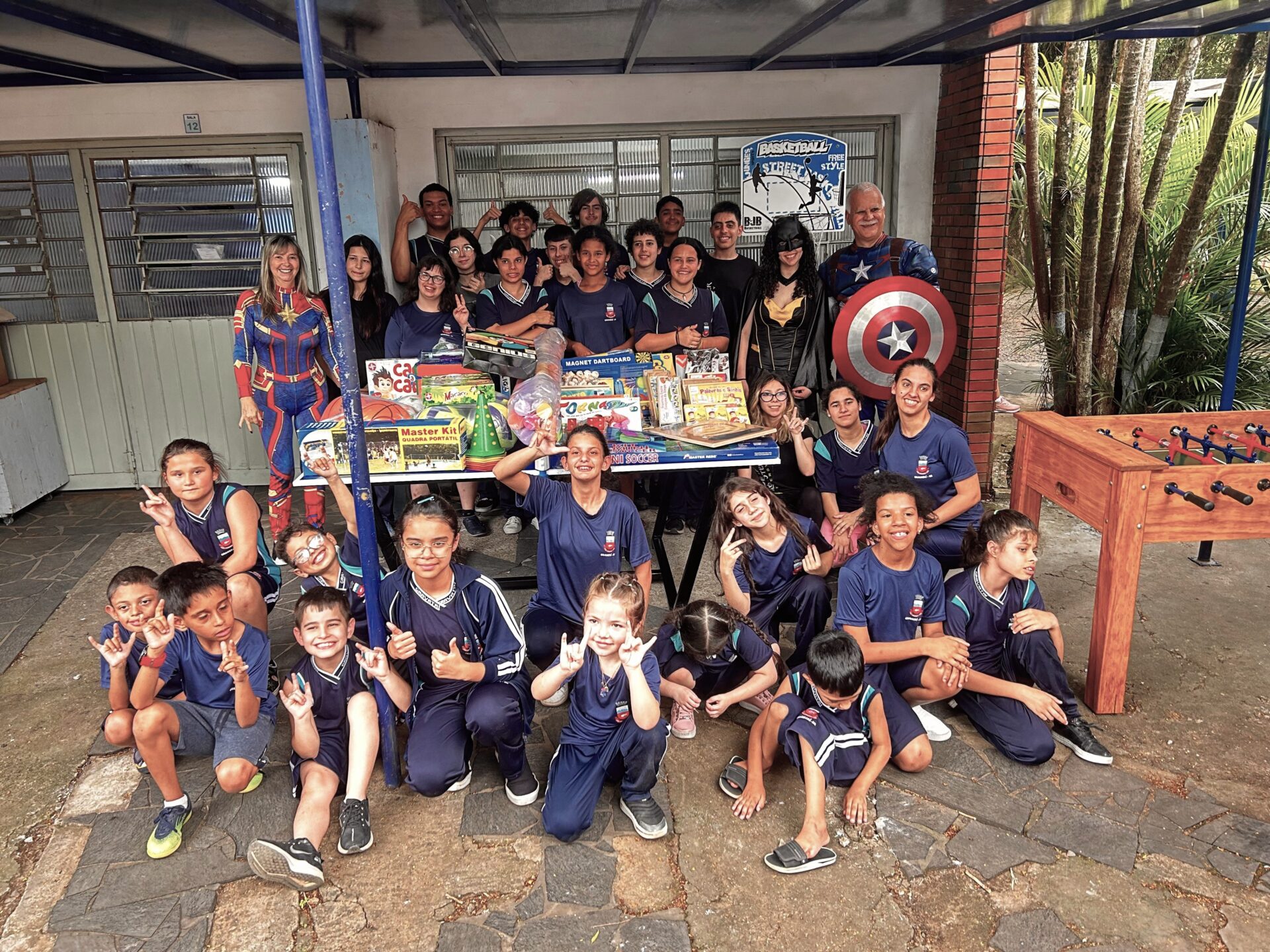 Rotary e Sintracergs doam materiais pedagógicos e esportivos para escola de surdos em Gravataí