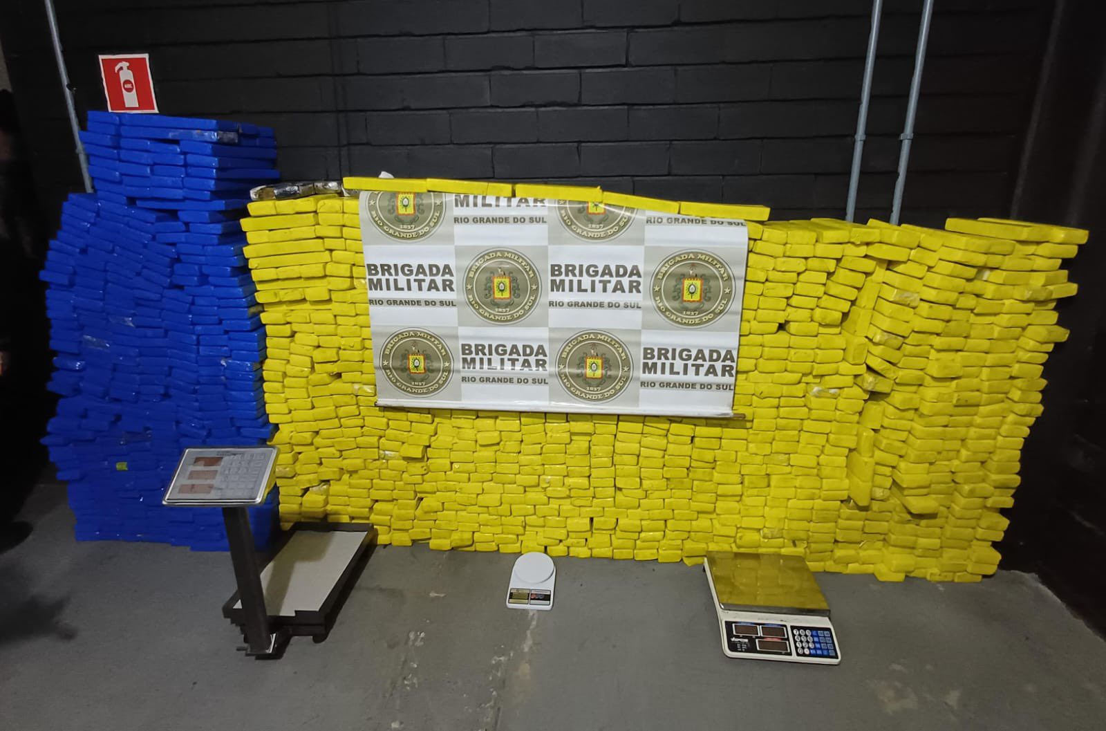 Brigada Militar apreende cerca de 950 quilos de maconha em Gravataí; um homem foi preso