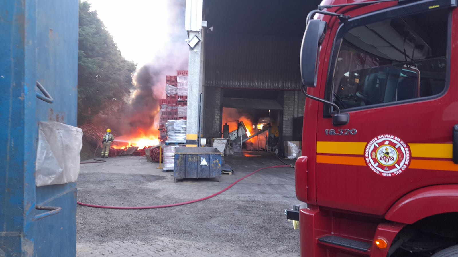Bombeiros controlam incêndio em empresa do Distrito de Cachoeirinha