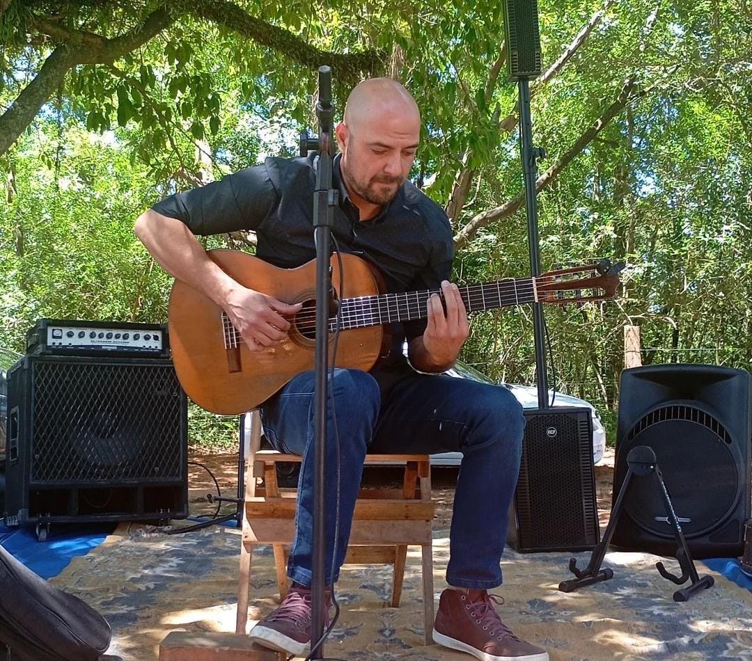 Músico Rafael Guitarrero lança álbum em homenagem a Gravataí