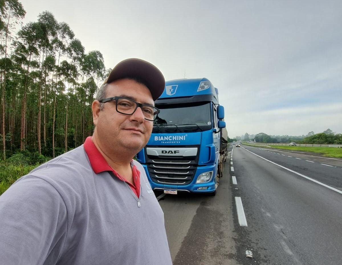 Sucesso nas redes, caminhoneiro de Gravataí compartilha a rotina pelas estradas do Brasil
