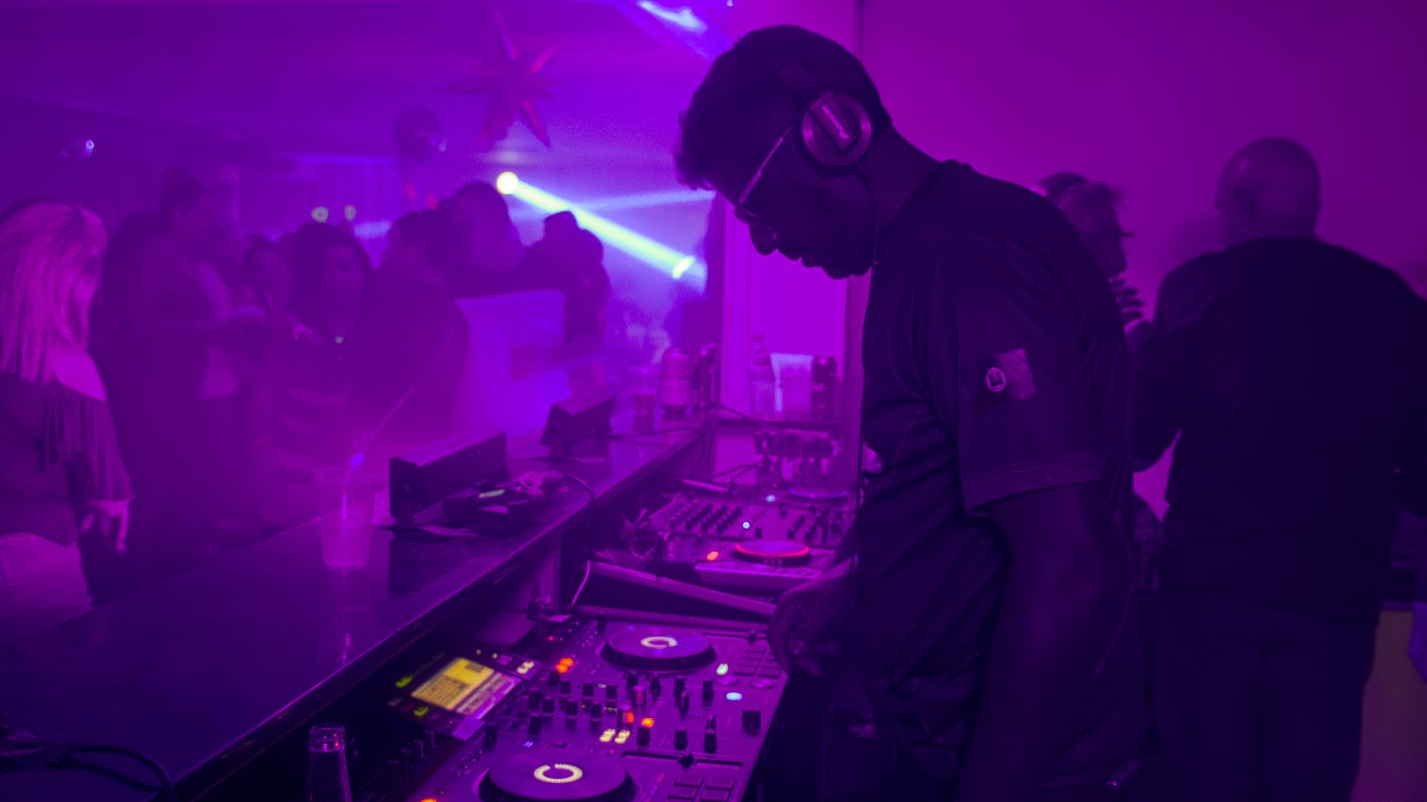 Festa inspirada nos clássicos dos anos 80, 90 e 2000 acontece neste sábado em Gravataí