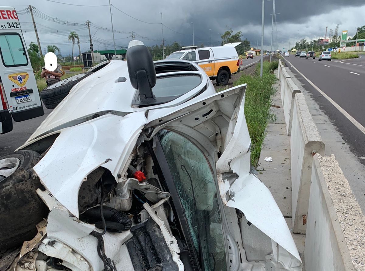 Veículo capota na ERS-118, em Gravataí
