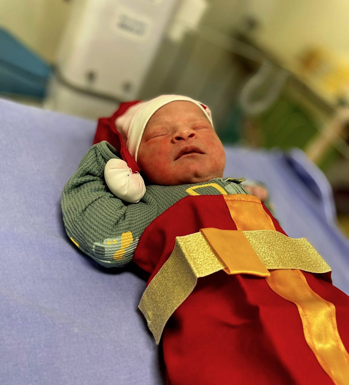 Em Gravataí, recém-nascidos foram vestidos com roupas temáticas no Natal