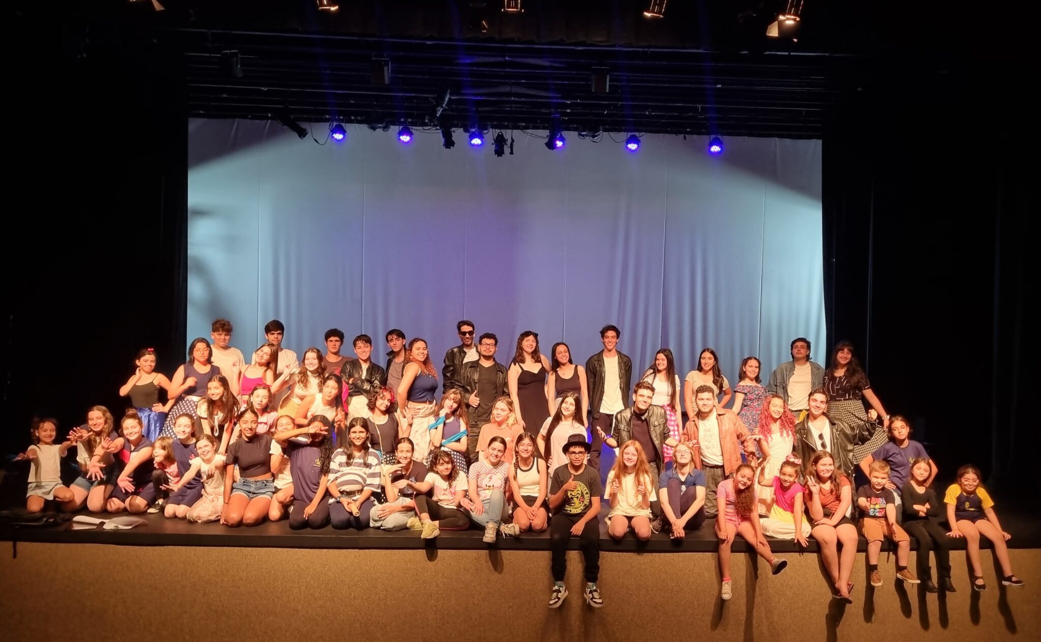 Encenando “Peter Pan” e “Grease”, alunos concluem oficina teatral em Gravataí