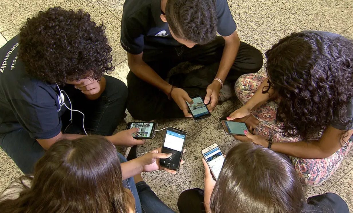 Projeto que limita uso de celular nas escolas será sancionado hoje; entenda o que muda