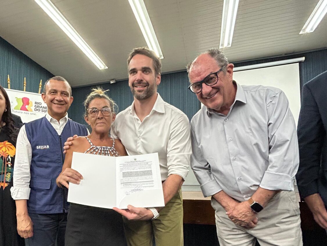 Governador e prefeito entregam termos de legitimação fundiária a moradores de Gravataí
