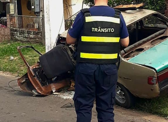 Motorista bate em poste e abandona o veículo em Gravataí