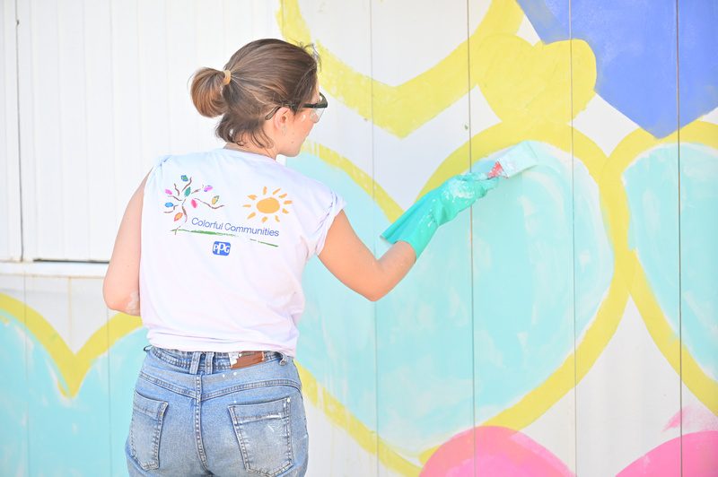 Após revitalizar escola em Gravataí, PPG contempla escola infantil de Canoas com pintura