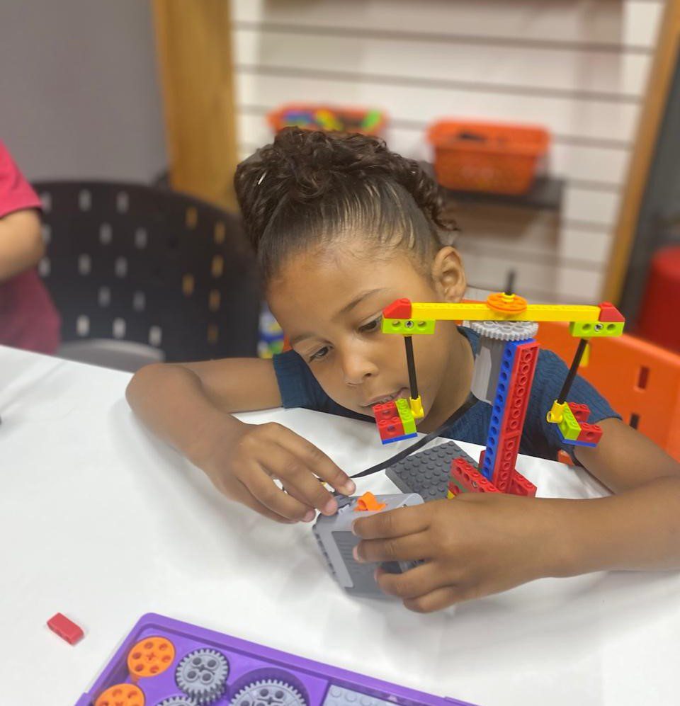 Escola de Gravataí oferece colônia de férias com atividades que combinam ciência, tecnologia, engenharia e matemática