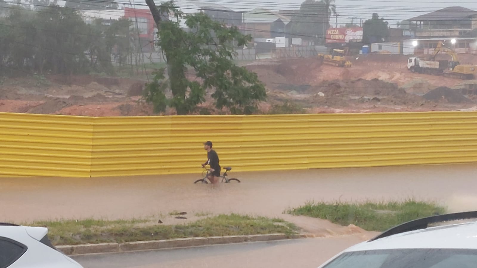 Chuva forte provoca alagamentos em Gravataí na tarde deste sábado