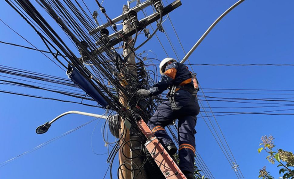 Acidente com motociclista reacende debate sobre fios soltos em vias de Cachoeirinha