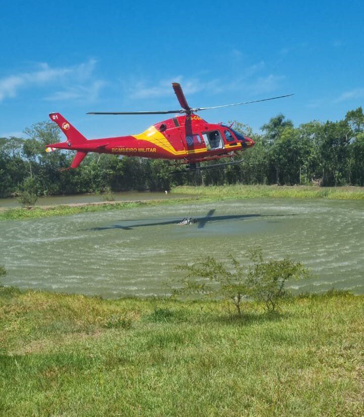 Focos de incêndio no Morro Itacolomi são extintos com apoio de helicóptero dos bombeiros em Gravataí