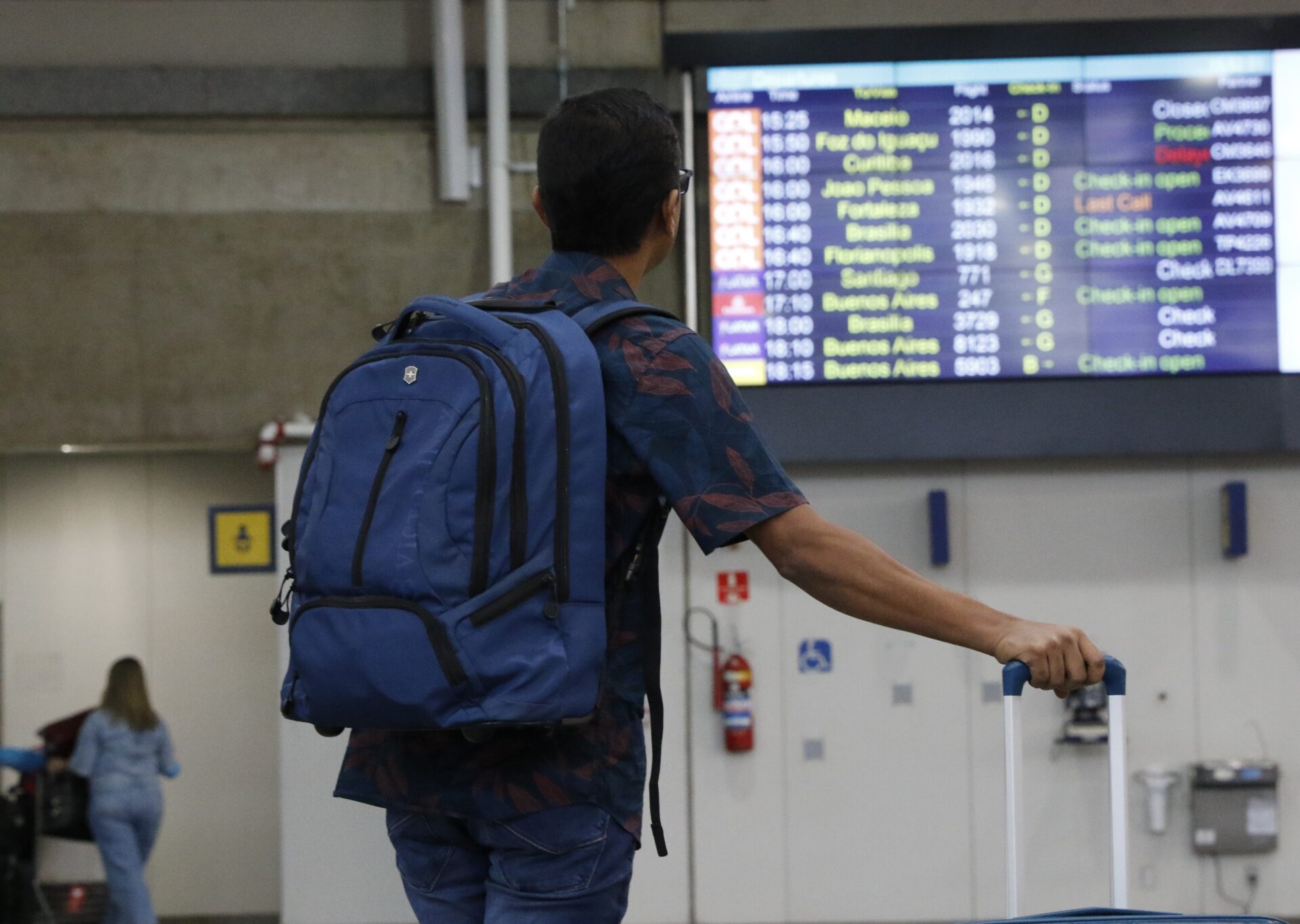 Cancelamento de Airbnb e pacotes de viagens: saiba seus direitos para evitar prejuízos no Carnaval e em grandes eventos