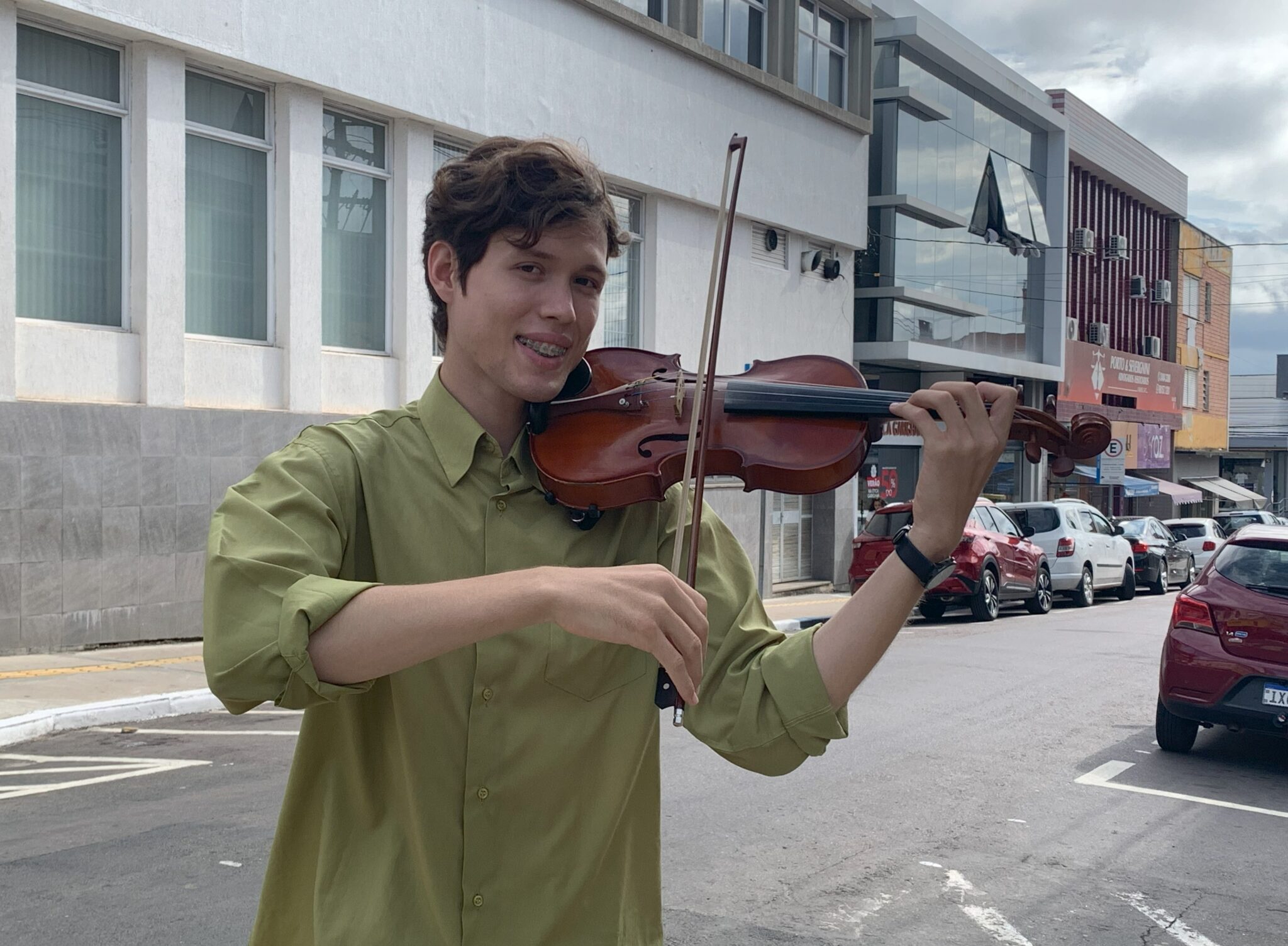 Membro da Orquestra do Theatro São Pedro, violinista leva música clássica às ruas em Gravataí