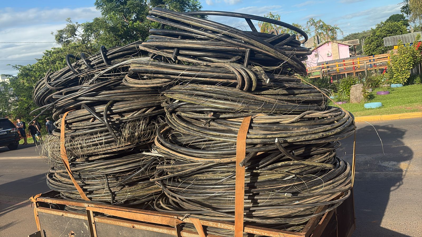 Mais de 2,5 toneladas de fios e cabos excedentes são retirados de postes no entorno do Parcão de Gravataí