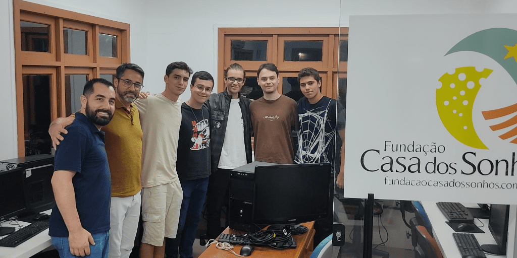 Estudantes de Gravataí reparam computador e doam à Fundação Casa dos Sonhos