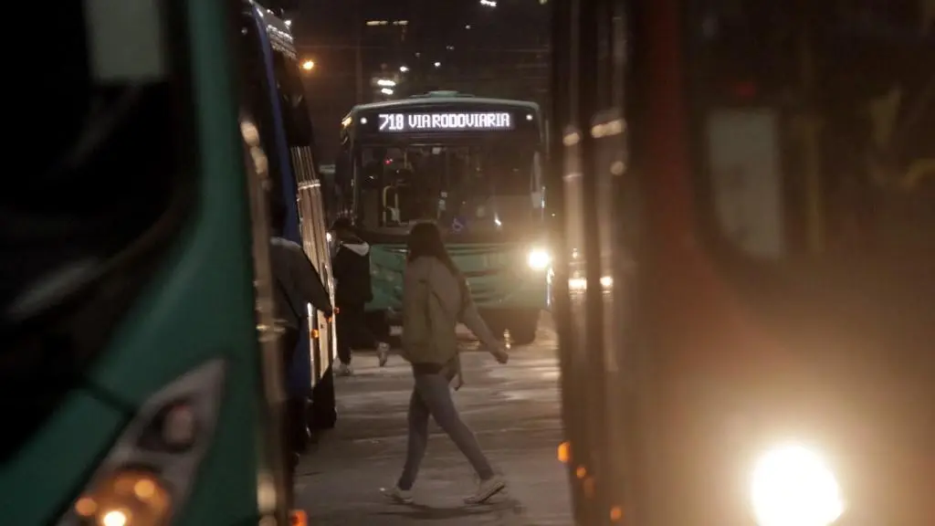 Câmara de Gravataí aprova lei que permite desembarque flexível para mulheres à noite