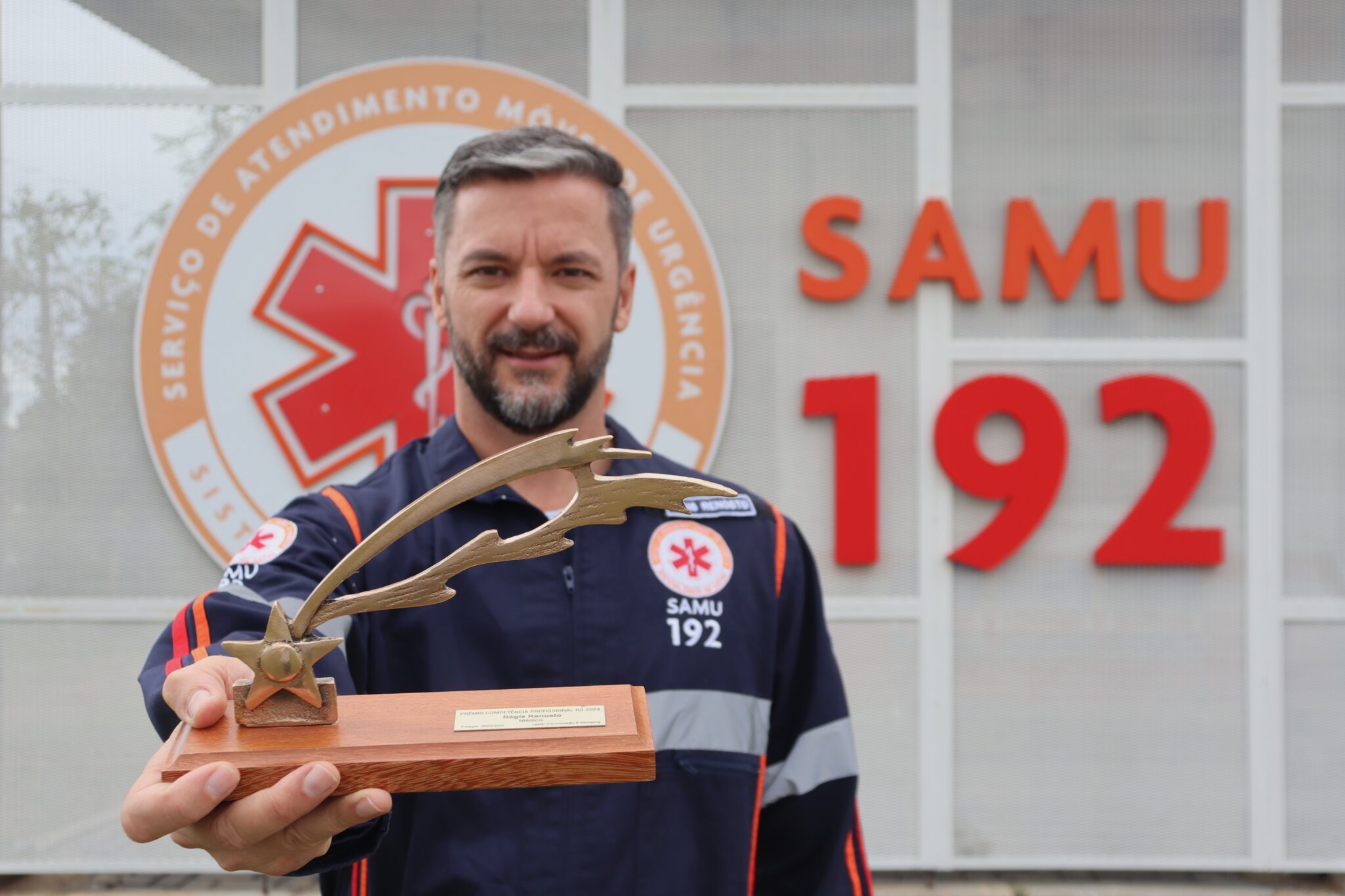 Diretor-médico do SAMU de Gravataí recebe prêmio pelos serviços prestados na área de urgência e emergência