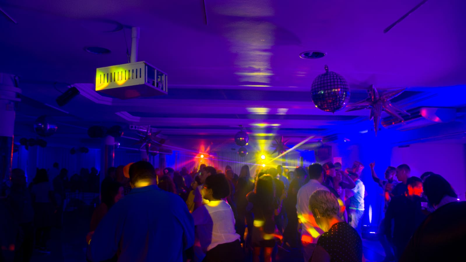 Em Gravataí, Festa Retrô Disco terá edição “Noite Neon” em maio
