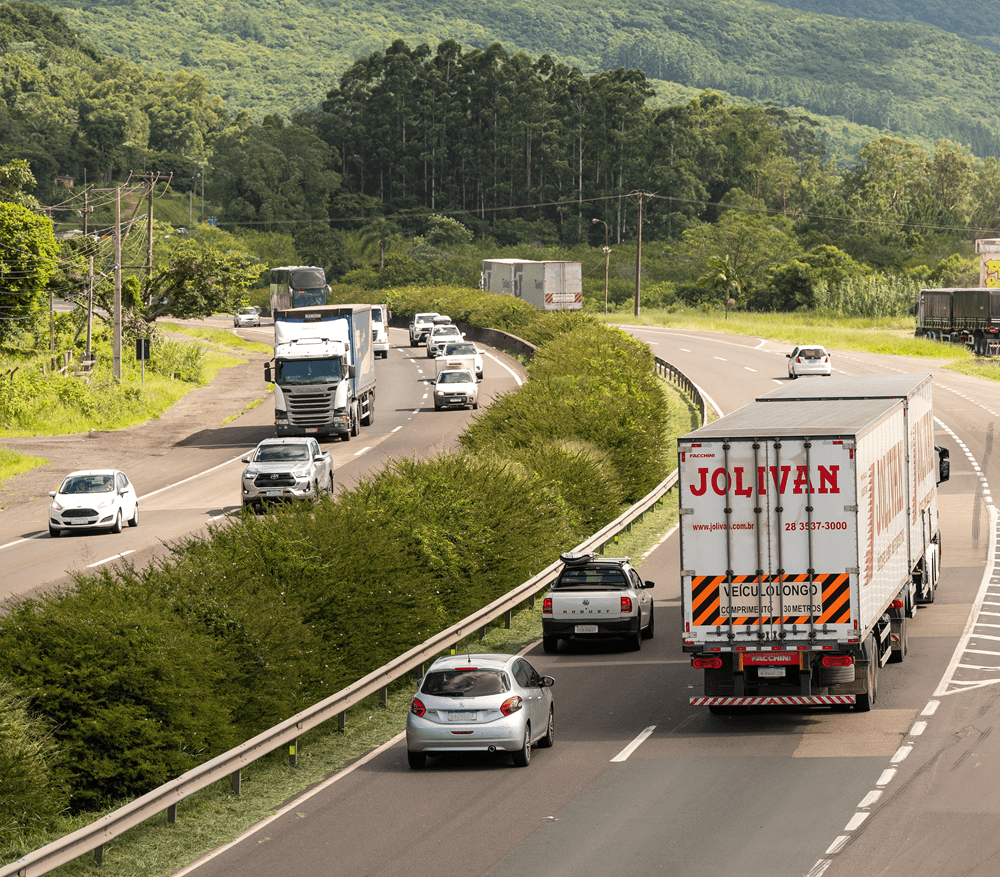 Mais de 310 mil veículos devem utilizar a Freeway no feriadão; confira os melhores horários para viajar, conforme a CCR ViaSul