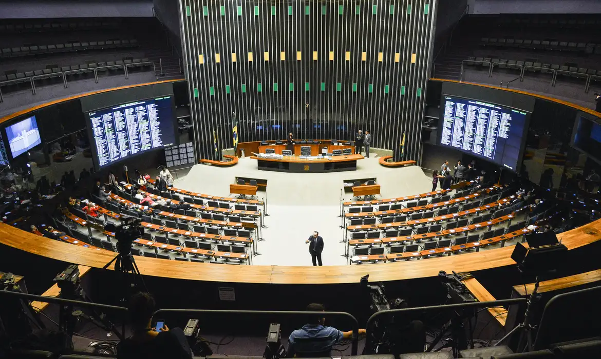 Câmara aprova criação de 18 novas vagas de deputados com custo anual de R$ 64 milhões