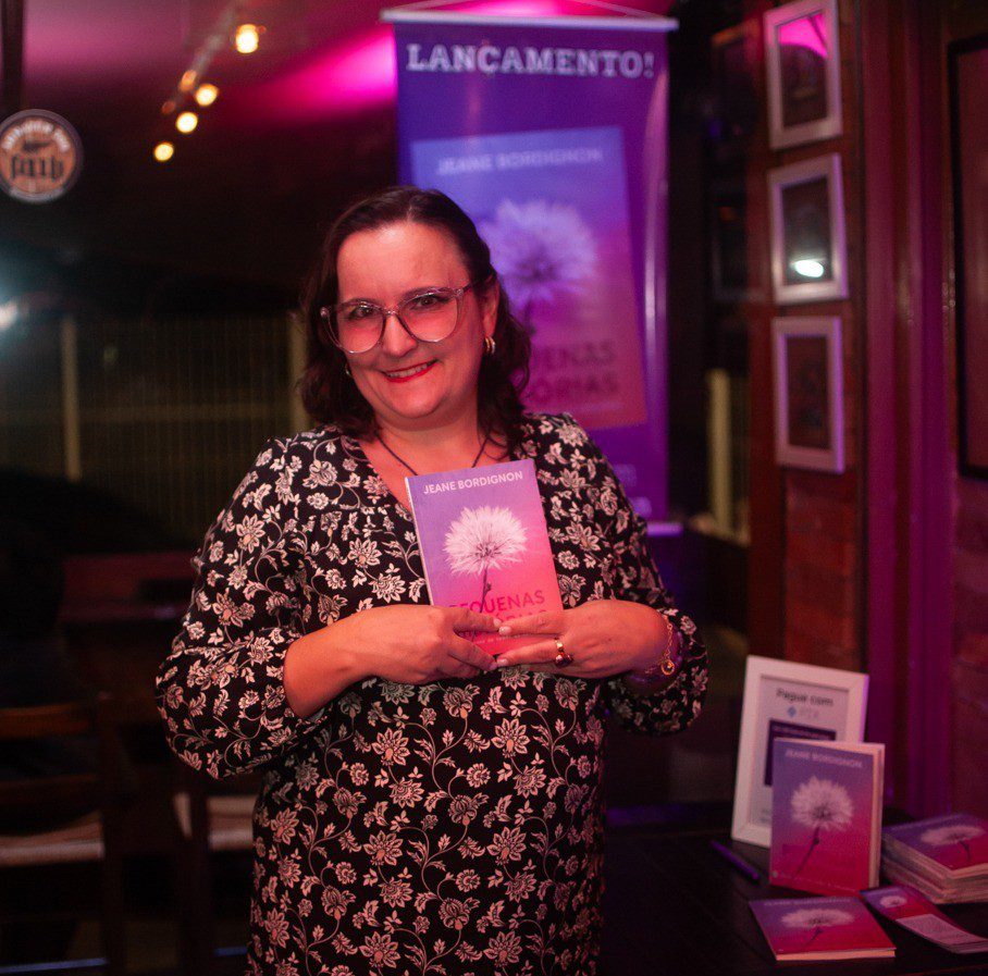 Escritora e jornalista de Gravataí lança livro de contos sobre a infância