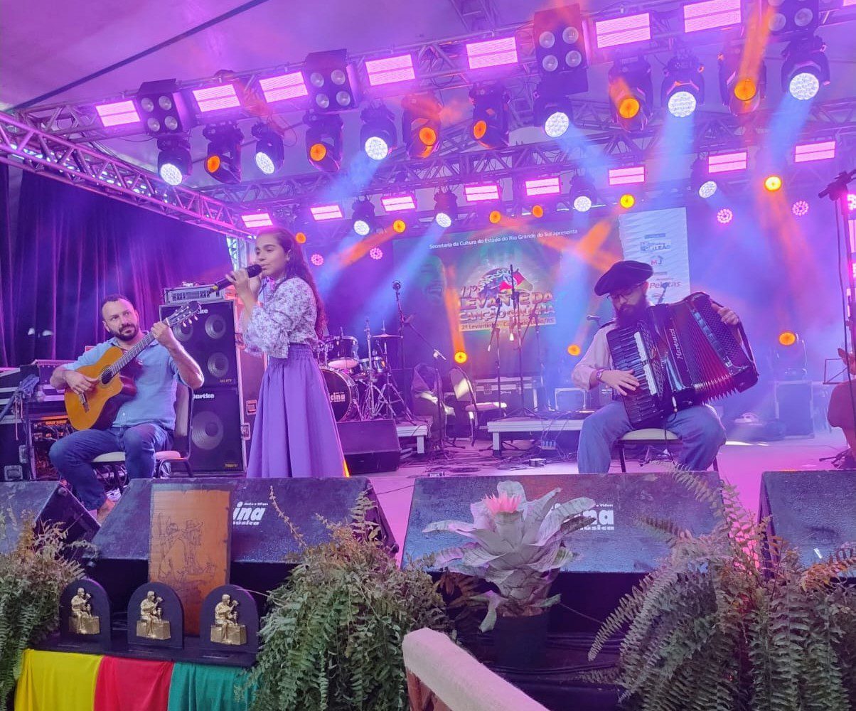 Cantora de Gravataí conquista troféu de Revelação Mirim em festival de música nativista