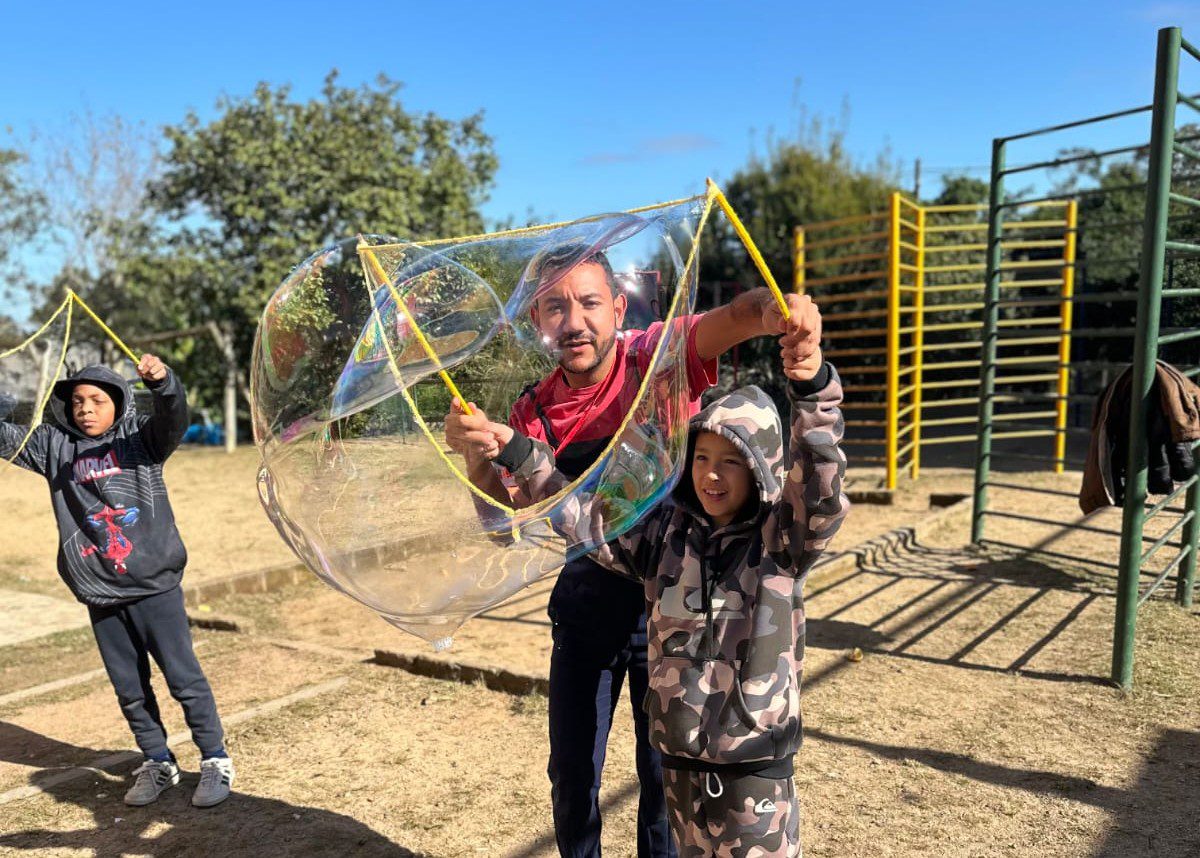 Projeto mescla arte e brincadeira para estimular a imaginação de estudantes em Gravataí