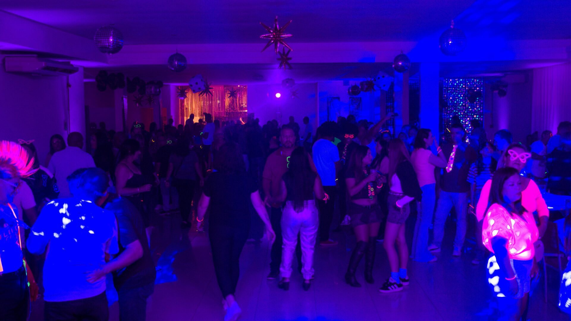 Festa retrô completa 15 anos com edição “vibe neon” em Gravataí