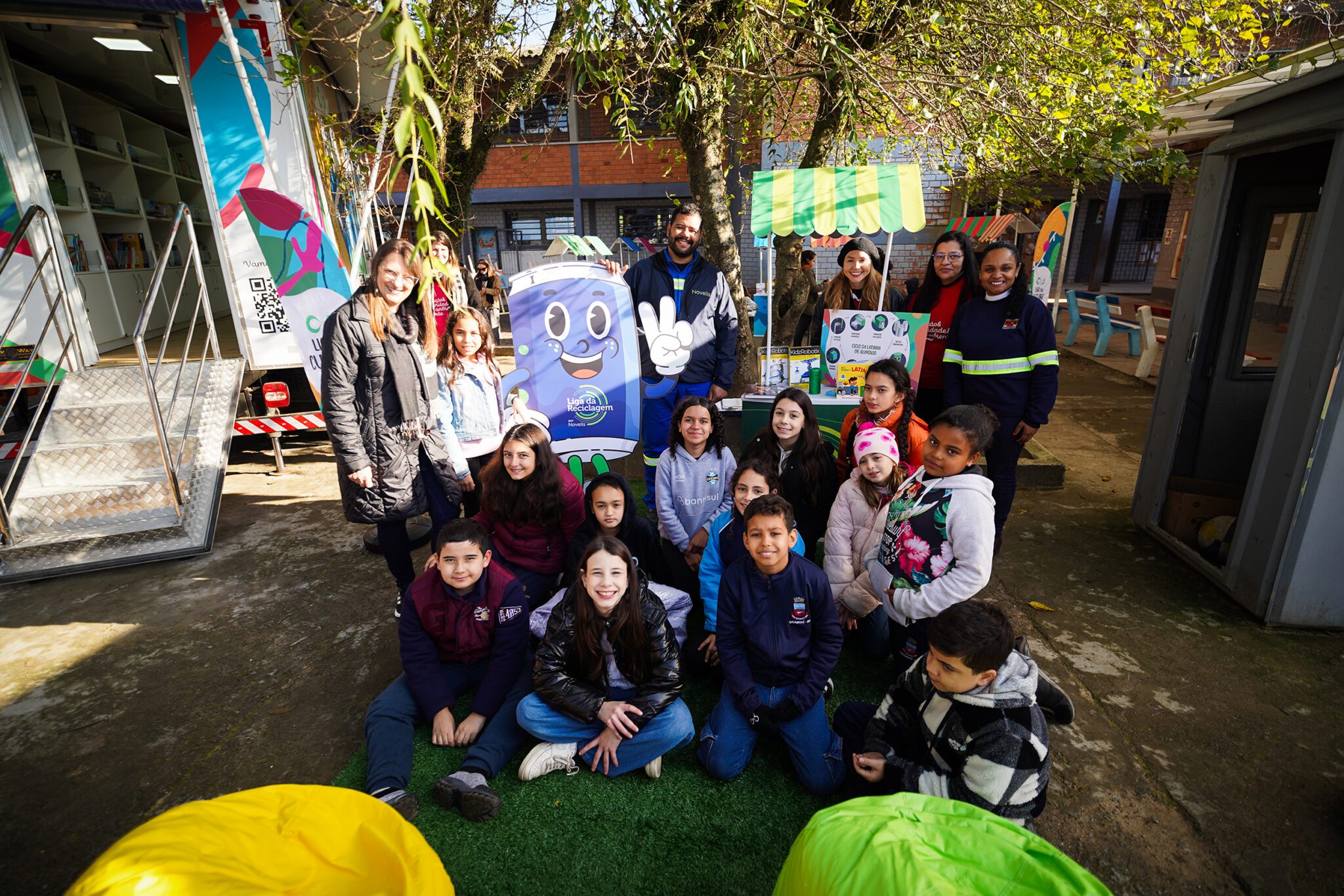 Caminhão literário leva histórias, diversão e aprendizado a estudantes de Gravataí