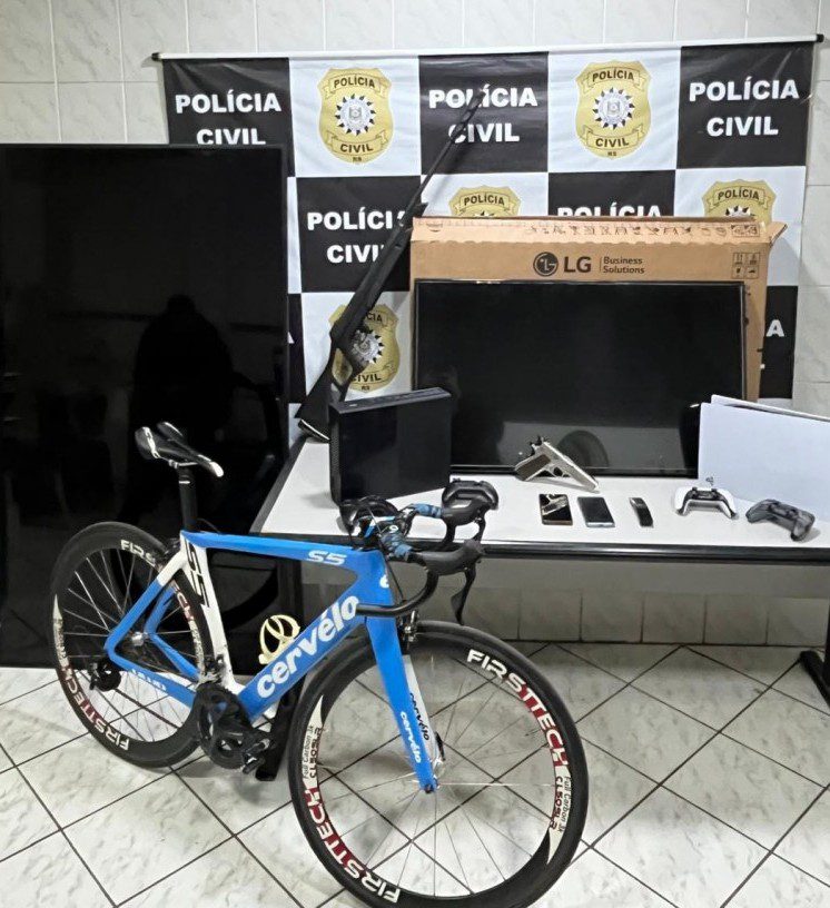 Operação de combate a roubos em Gravataí culmina em duas prisões, apreensão de veículos e eletrônicos