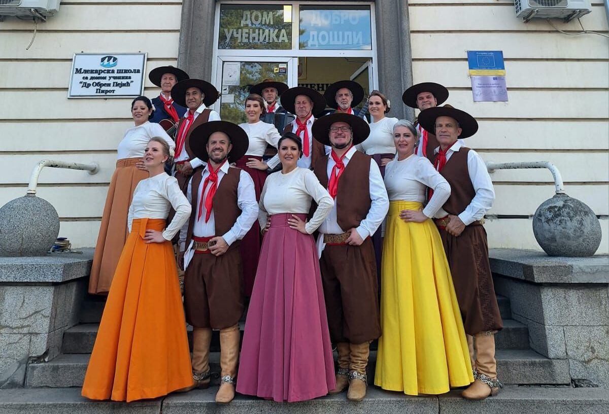 Grupo de Gravataí leva cultura gaúcha a Festival Internacional de Folclore de Pirot, na Sérvia