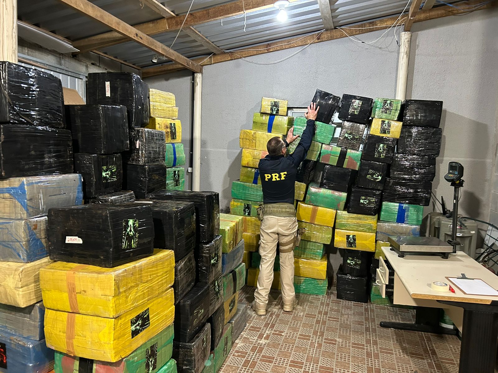 Motorista de Gravataí é preso com mais de 4 toneladas de maconha no Paraná