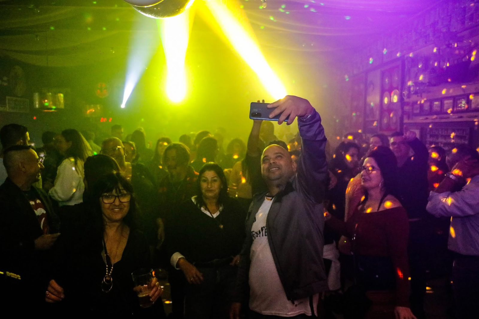 Repertório dos anos 80, 90 e 2000 será relembrado na Festa Neon em Gravataí