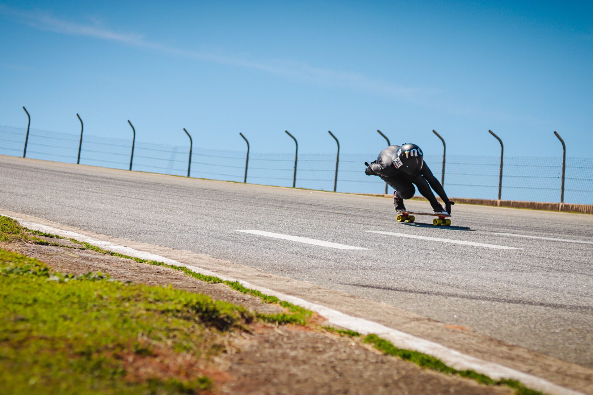 Skatista gravataiense conquista medalha de prata no Brasileiro de Downhill Speed e garante vaga para o Mundial 2026